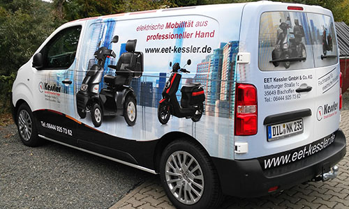 Beschrifteter Firmenbus